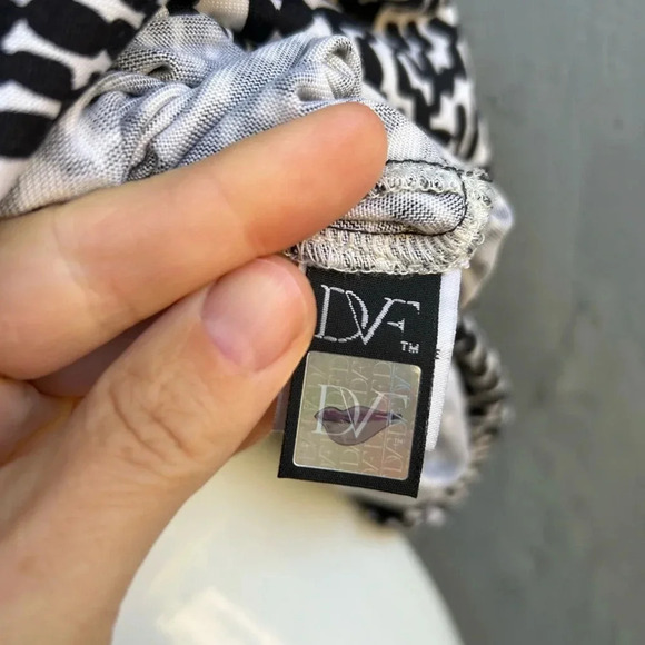 Diane Von Furstenberg Twisty Clean Black & White Silk Jersey Shift, size 4 - Picture 10 of 13